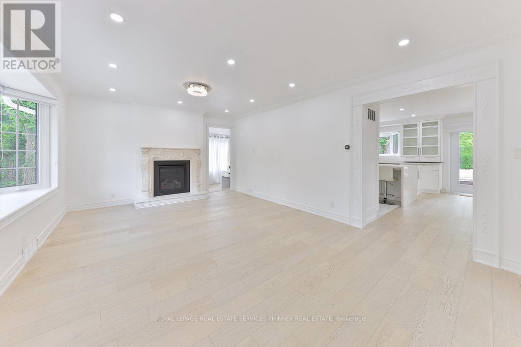 












1003 LAKESHORE ROAD W

,
Oakville,




Ontario
L6L1E7

