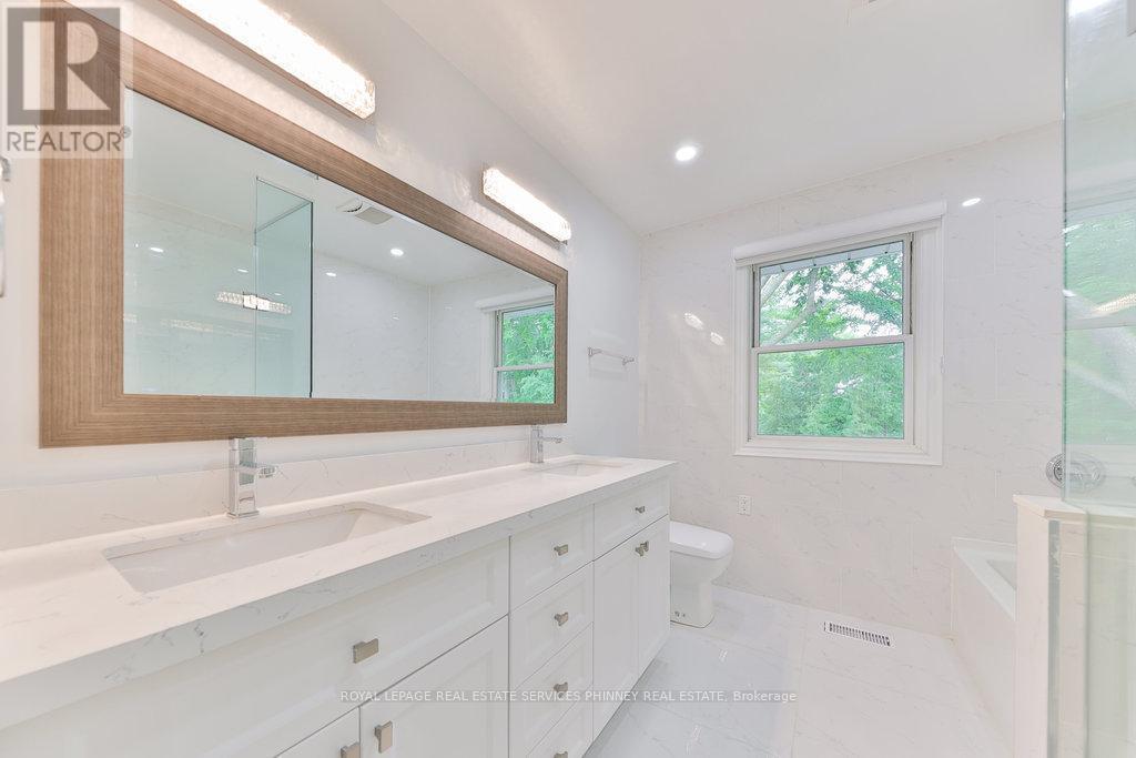 












1003 LAKESHORE ROAD W

,
Oakville,




Ontario
L6L1E7

