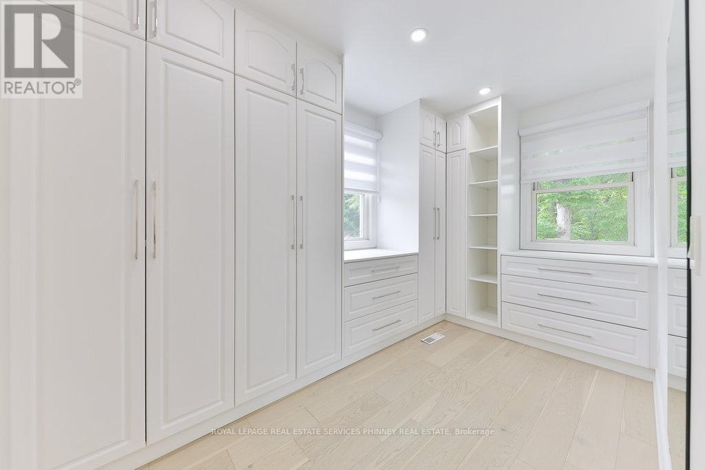 












1003 LAKESHORE ROAD W

,
Oakville,




Ontario
L6L1E7

