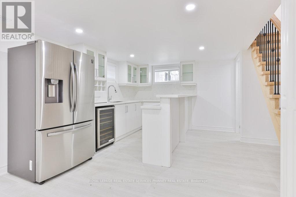 












1003 LAKESHORE ROAD W

,
Oakville,




Ontario
L6L1E7


