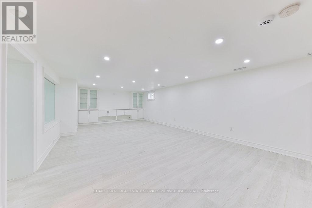 












1003 LAKESHORE ROAD W

,
Oakville,




Ontario
L6L1E7

