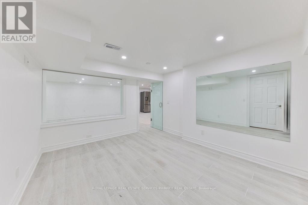 












1003 LAKESHORE ROAD W

,
Oakville,




Ontario
L6L1E7

