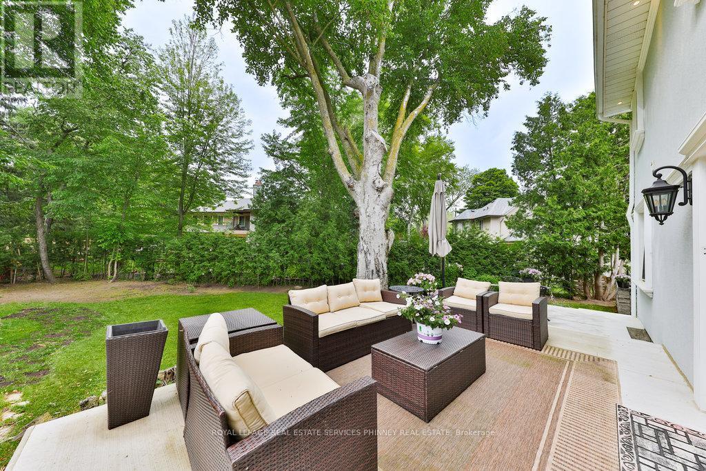 












1003 LAKESHORE ROAD W

,
Oakville,




Ontario
L6L1E7

