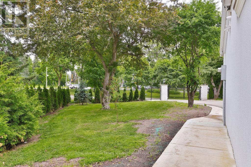












1003 LAKESHORE ROAD W

,
Oakville,




Ontario
L6L1E7

