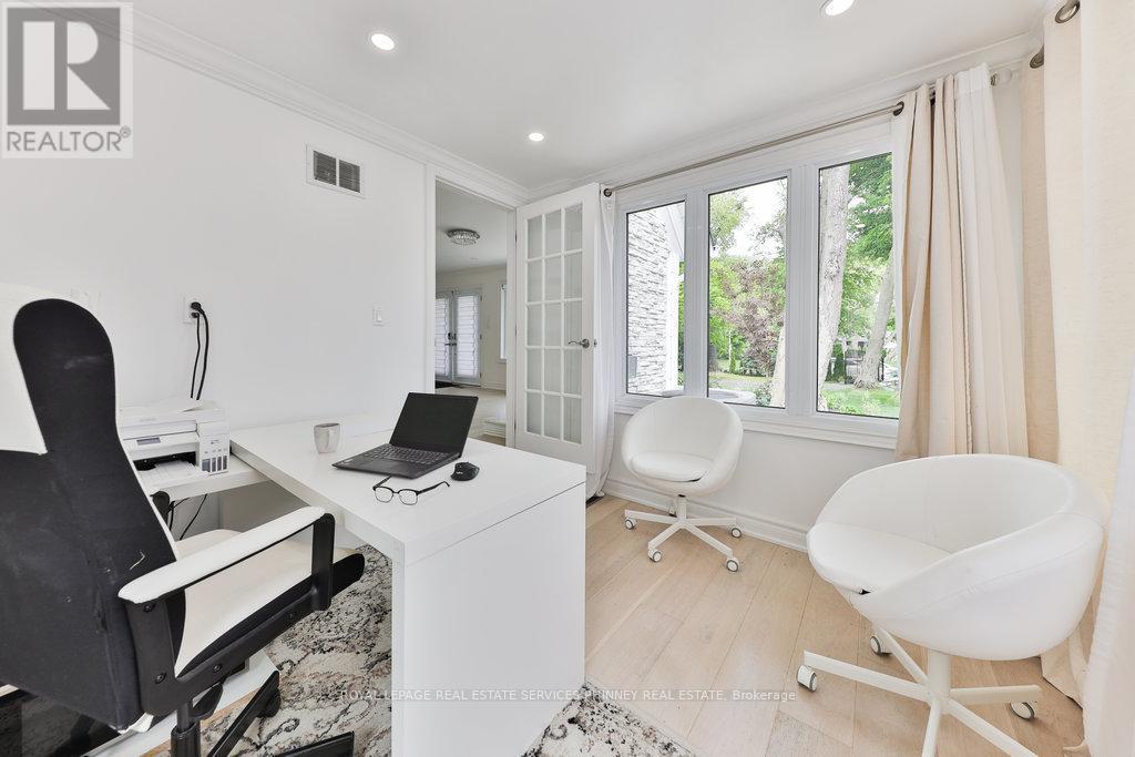 












1003 LAKESHORE ROAD W

,
Oakville,




Ontario
L6L1E7


