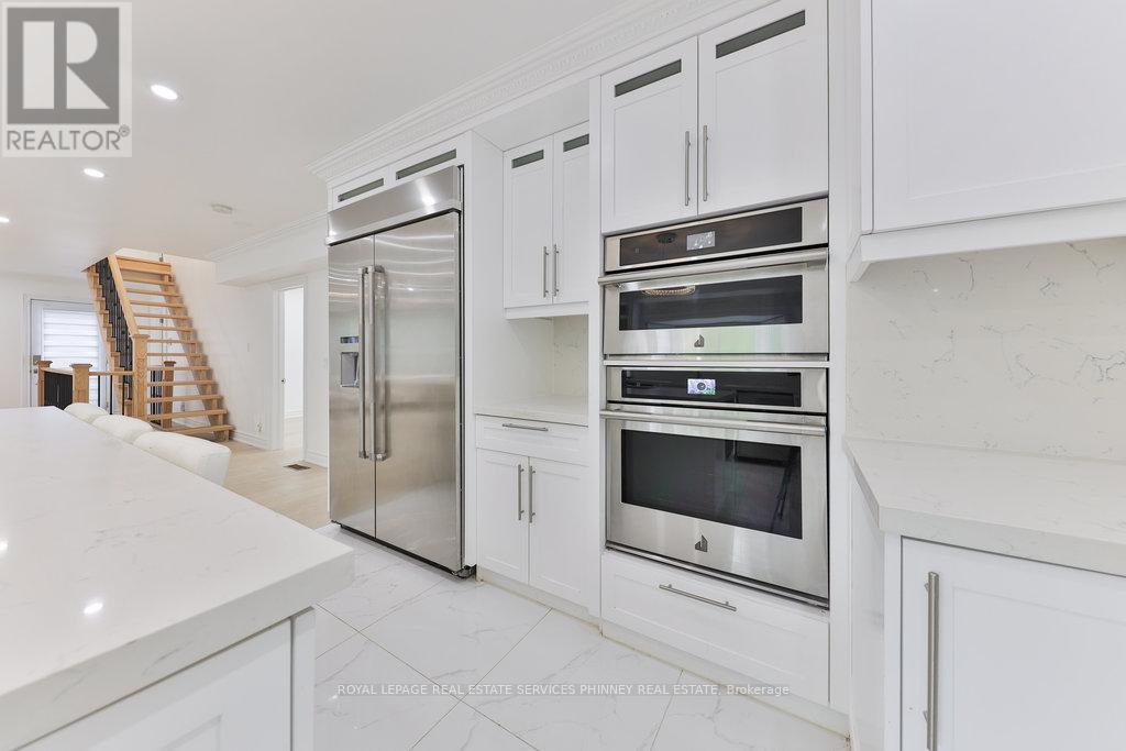 












1003 LAKESHORE ROAD W

,
Oakville,




Ontario
L6L1E7

