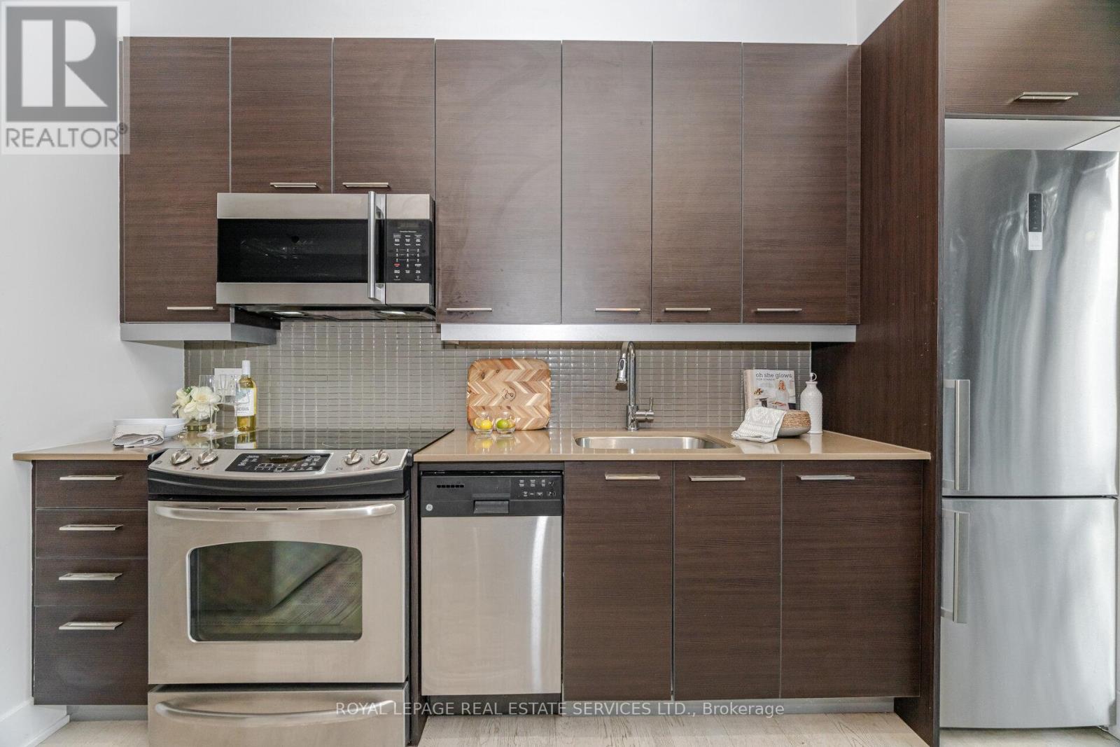












201 - 90 TRINITY STREET

,
Toronto,




Ontario
M5A0E4

