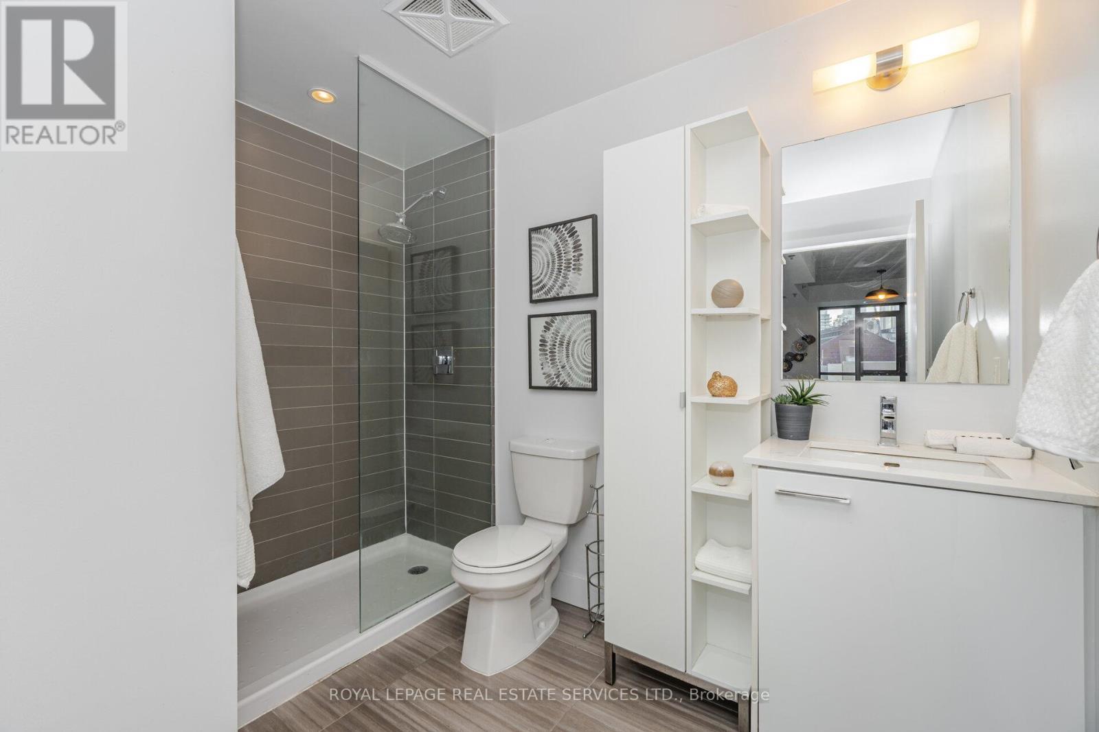 












201 - 90 TRINITY STREET

,
Toronto,




Ontario
M5A0E4

