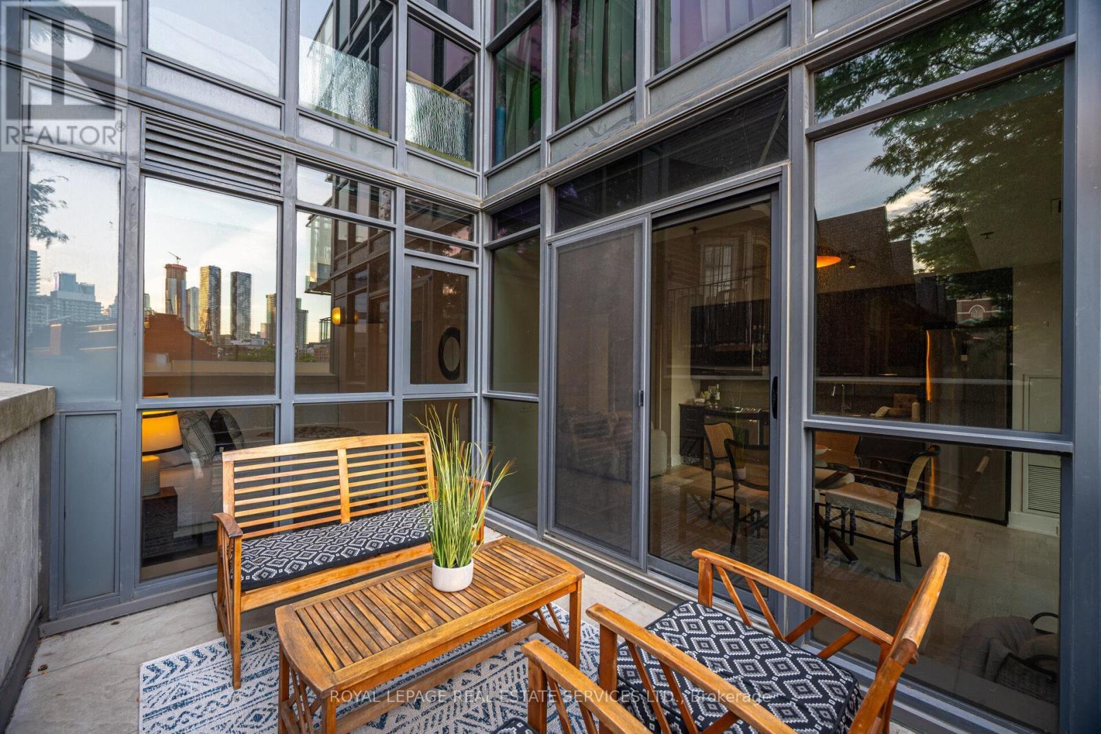 












201 - 90 TRINITY STREET

,
Toronto,




Ontario
M5A0E4

