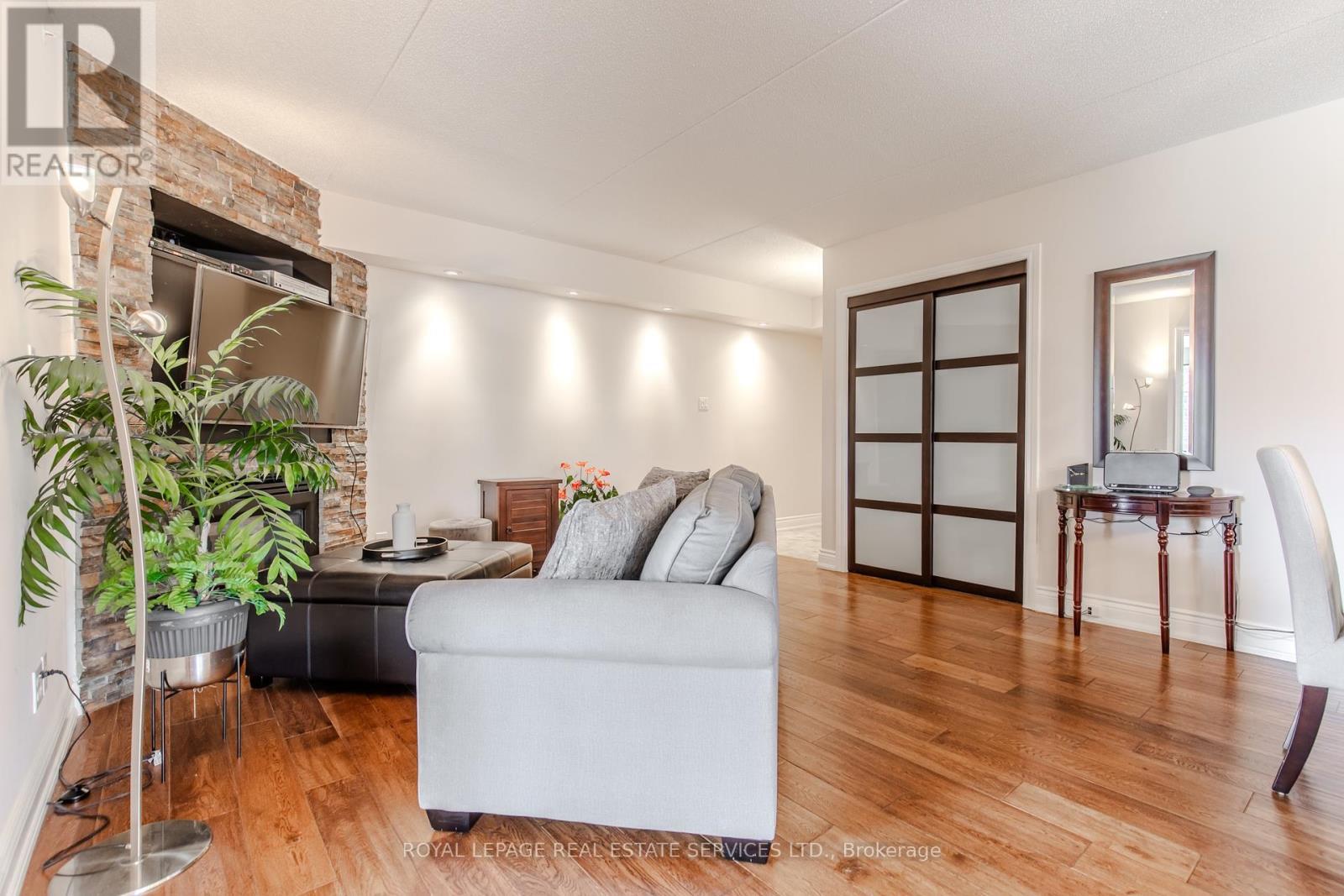 












310 - 1451 WALKER'S LINE

,
Burlington,




Ontario
L7M4P1

