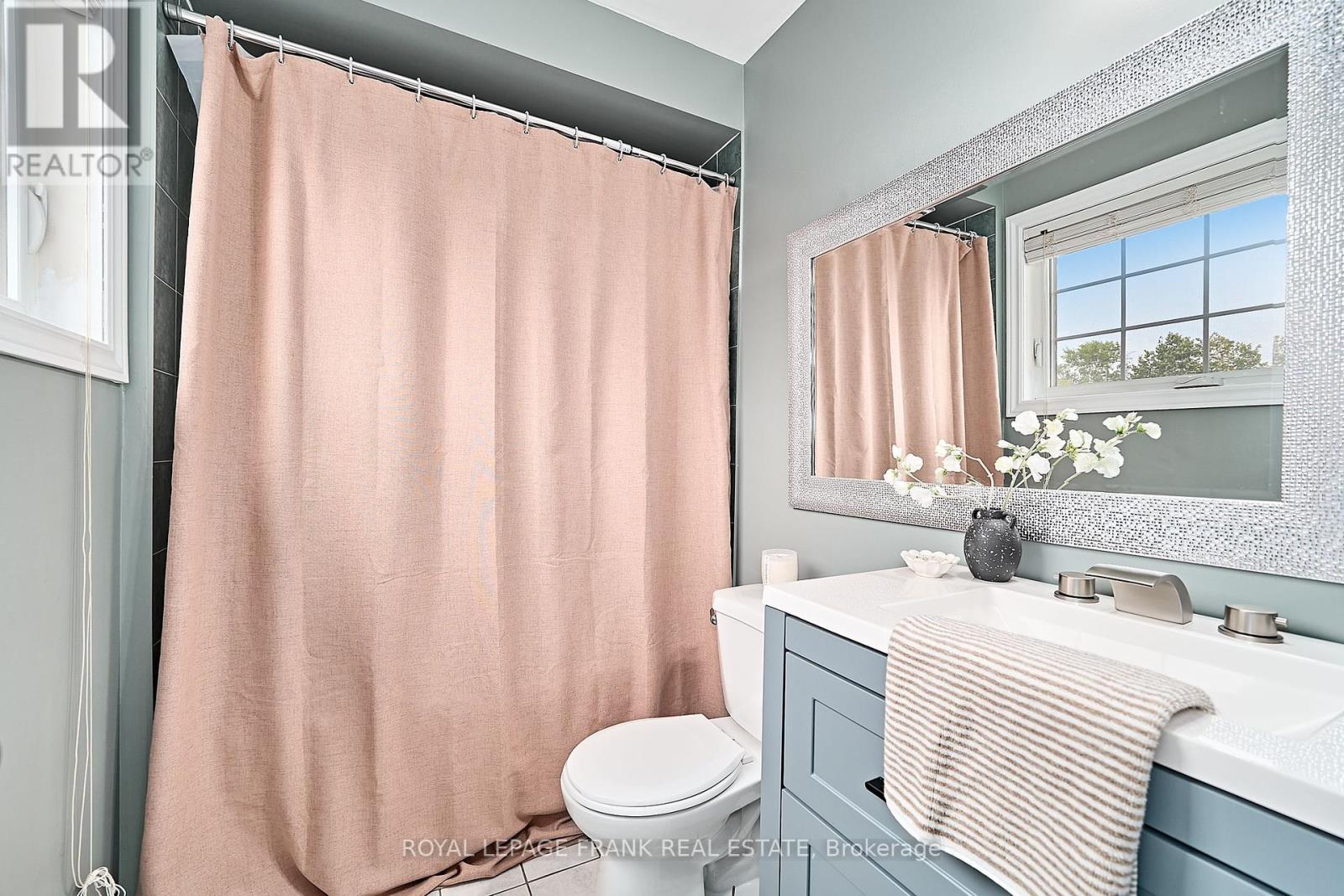 












29 CARVETH CRESCENT

,
Clarington (Newcastle),




Ontario
L1B1N3

