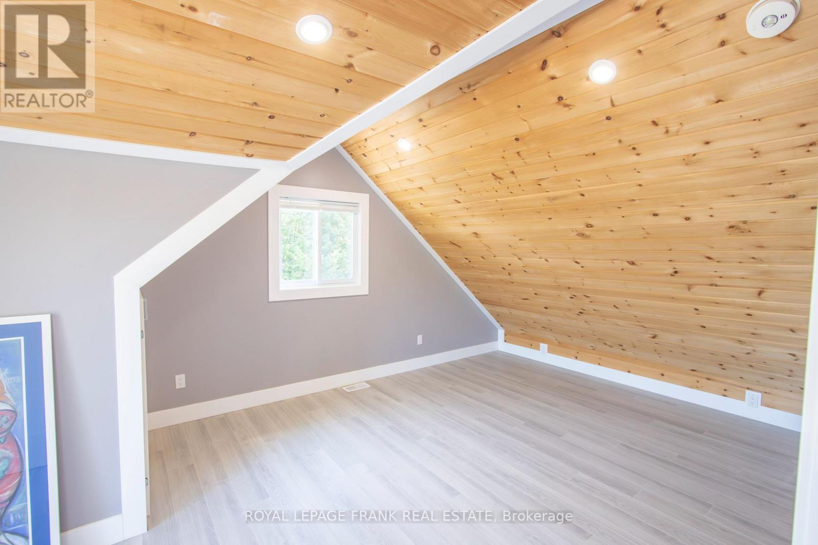 












71 FALLS BAY ROAD

,
Kawartha Lakes (Bobcaygeon),




Ontario
K0M1A0

