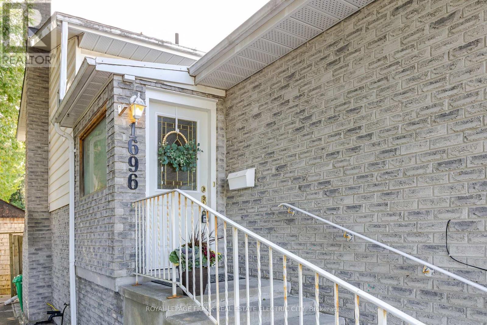 












1696 APPLEWOOD CRESCENT

,
Peterborough (Monaghan Ward 2),




Ontario
K9K1N4

