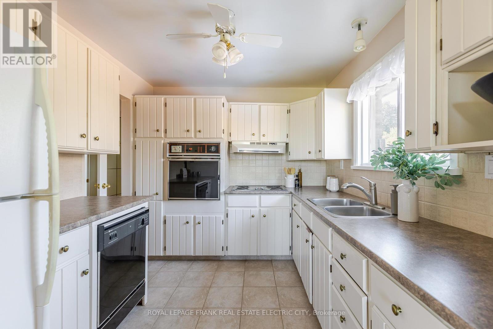 












1696 APPLEWOOD CRESCENT

,
Peterborough (Monaghan Ward 2),




Ontario
K9K1N4

