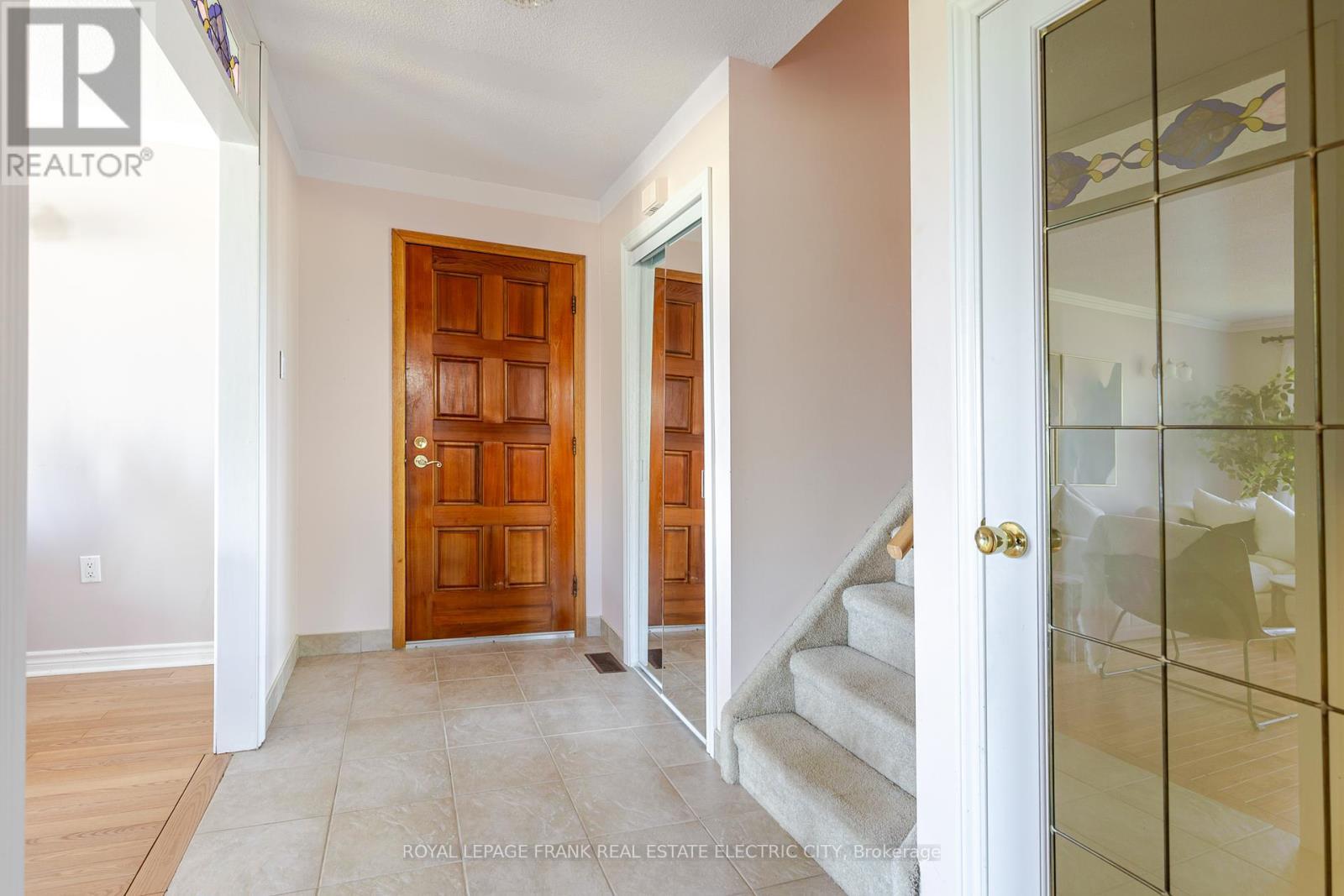












1696 APPLEWOOD CRESCENT

,
Peterborough (Monaghan Ward 2),




Ontario
K9K1N4

