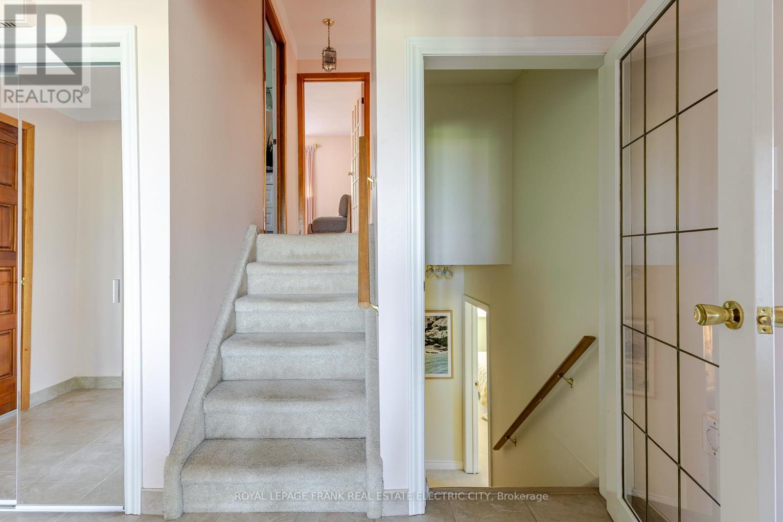 












1696 APPLEWOOD CRESCENT

,
Peterborough (Monaghan Ward 2),




Ontario
K9K1N4

