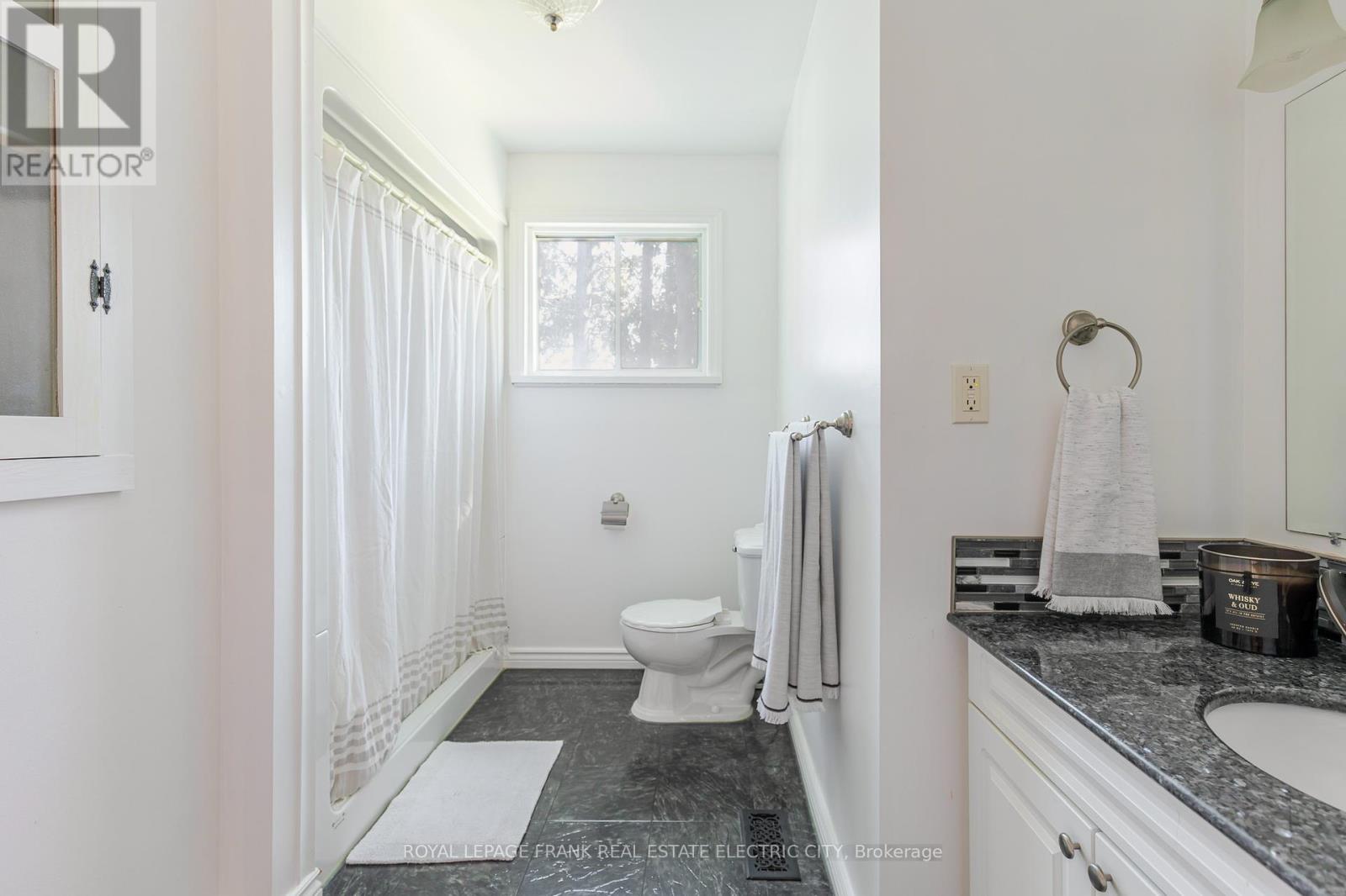 












1696 APPLEWOOD CRESCENT

,
Peterborough (Monaghan Ward 2),




Ontario
K9K1N4

