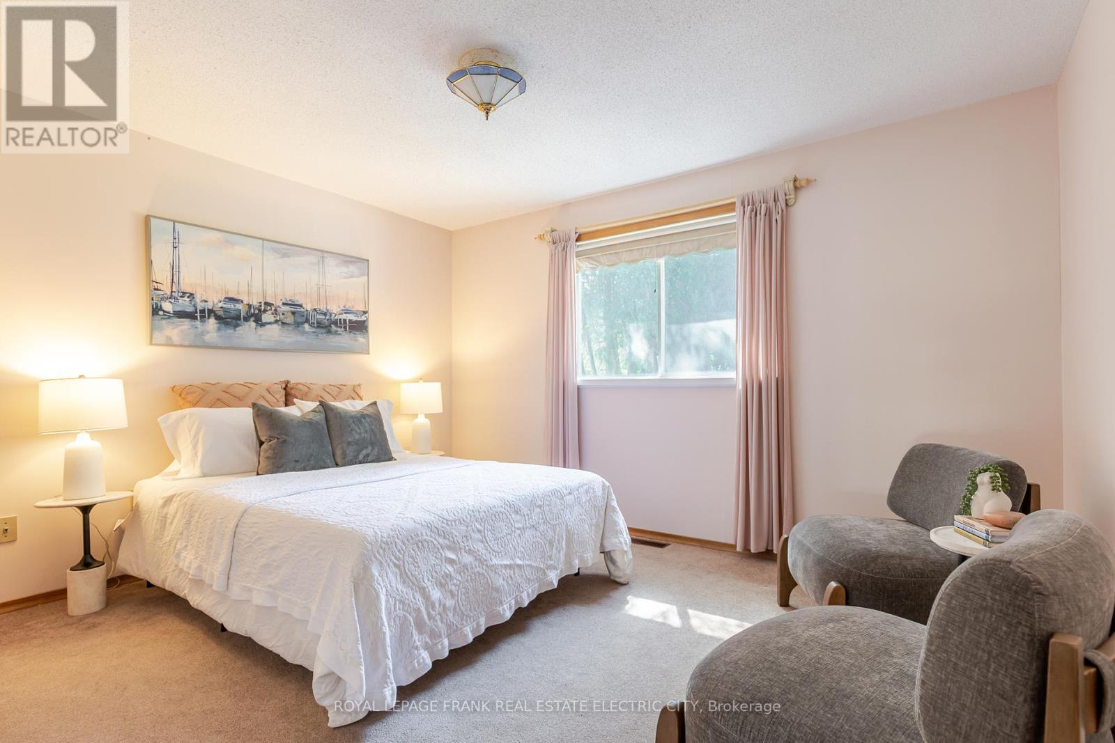 












1696 APPLEWOOD CRESCENT

,
Peterborough (Monaghan Ward 2),




Ontario
K9K1N4

