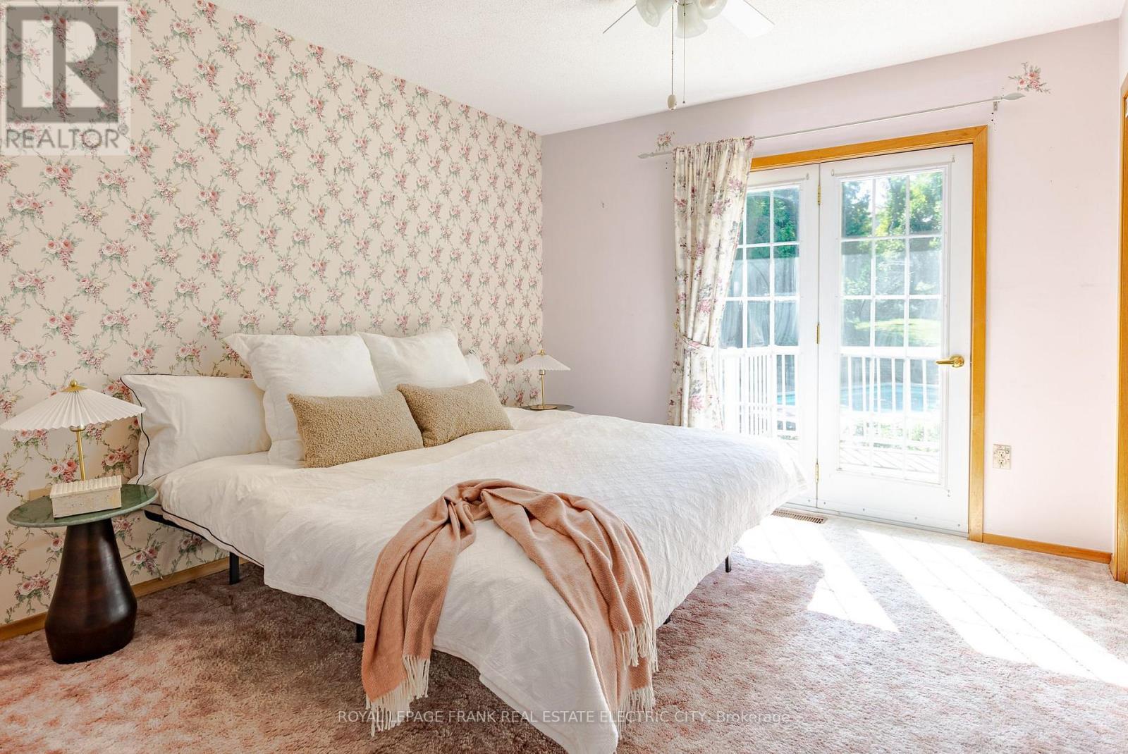 












1696 APPLEWOOD CRESCENT

,
Peterborough (Monaghan Ward 2),




Ontario
K9K1N4

