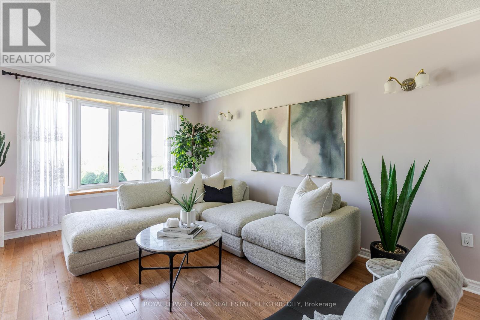 












1696 APPLEWOOD CRESCENT

,
Peterborough (Monaghan Ward 2),




Ontario
K9K1N4

