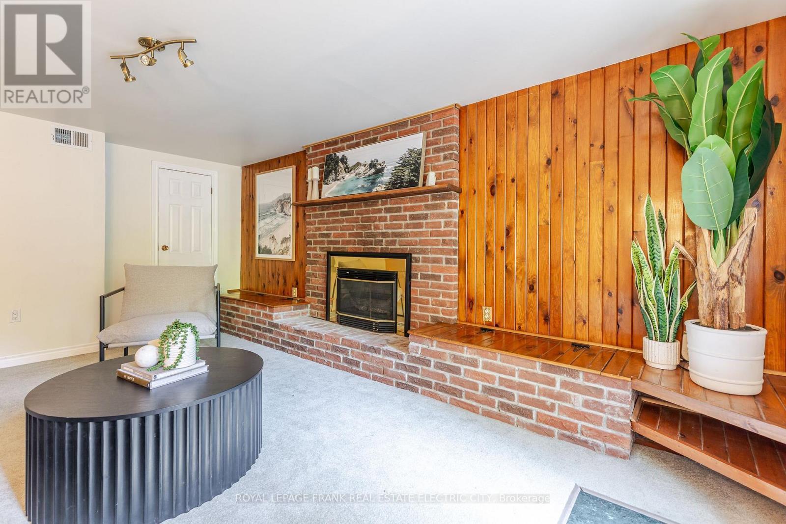 












1696 APPLEWOOD CRESCENT

,
Peterborough (Monaghan Ward 2),




Ontario
K9K1N4

