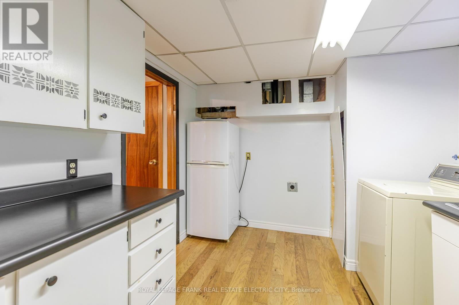 












1696 APPLEWOOD CRESCENT

,
Peterborough (Monaghan Ward 2),




Ontario
K9K1N4

