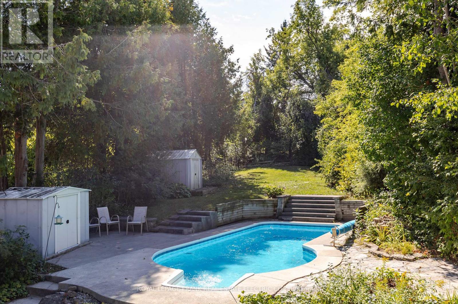 












1696 APPLEWOOD CRESCENT

,
Peterborough (Monaghan Ward 2),




Ontario
K9K1N4

