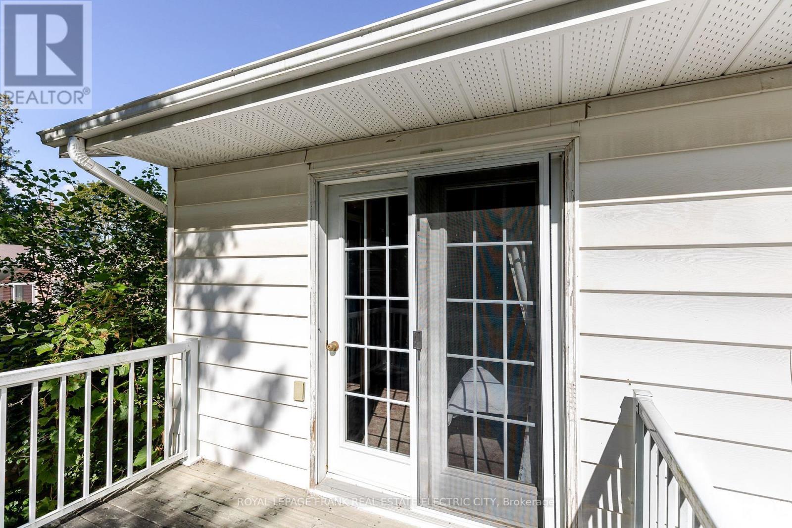 












1696 APPLEWOOD CRESCENT

,
Peterborough (Monaghan Ward 2),




Ontario
K9K1N4

