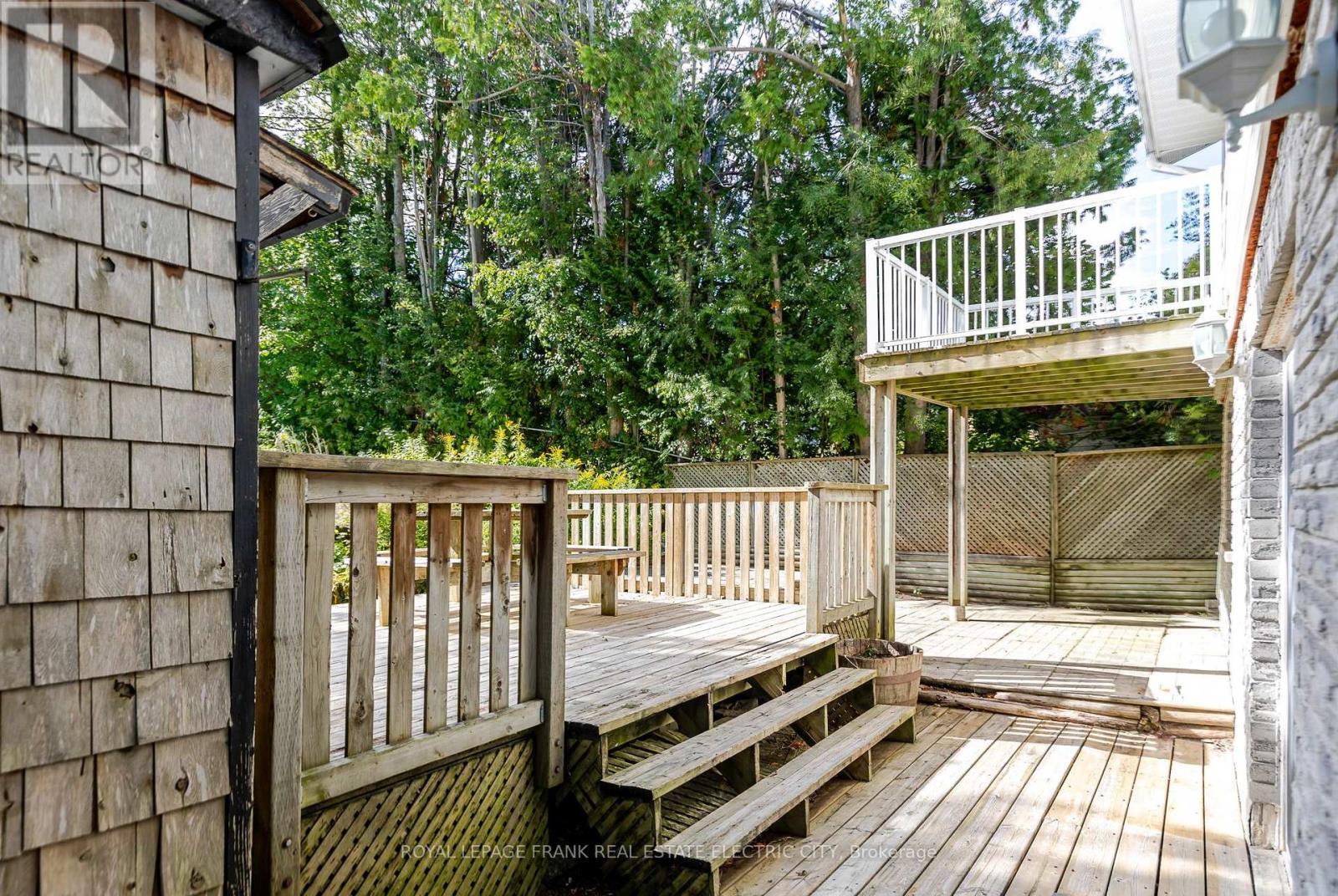 












1696 APPLEWOOD CRESCENT

,
Peterborough (Monaghan Ward 2),




Ontario
K9K1N4

