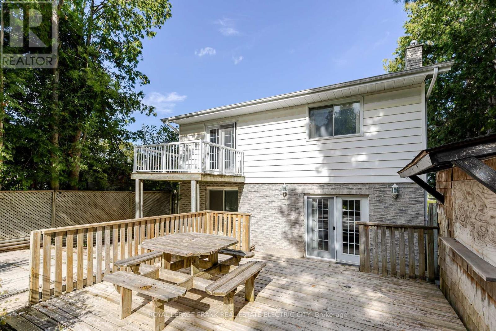 












1696 APPLEWOOD CRESCENT

,
Peterborough (Monaghan Ward 2),




Ontario
K9K1N4

