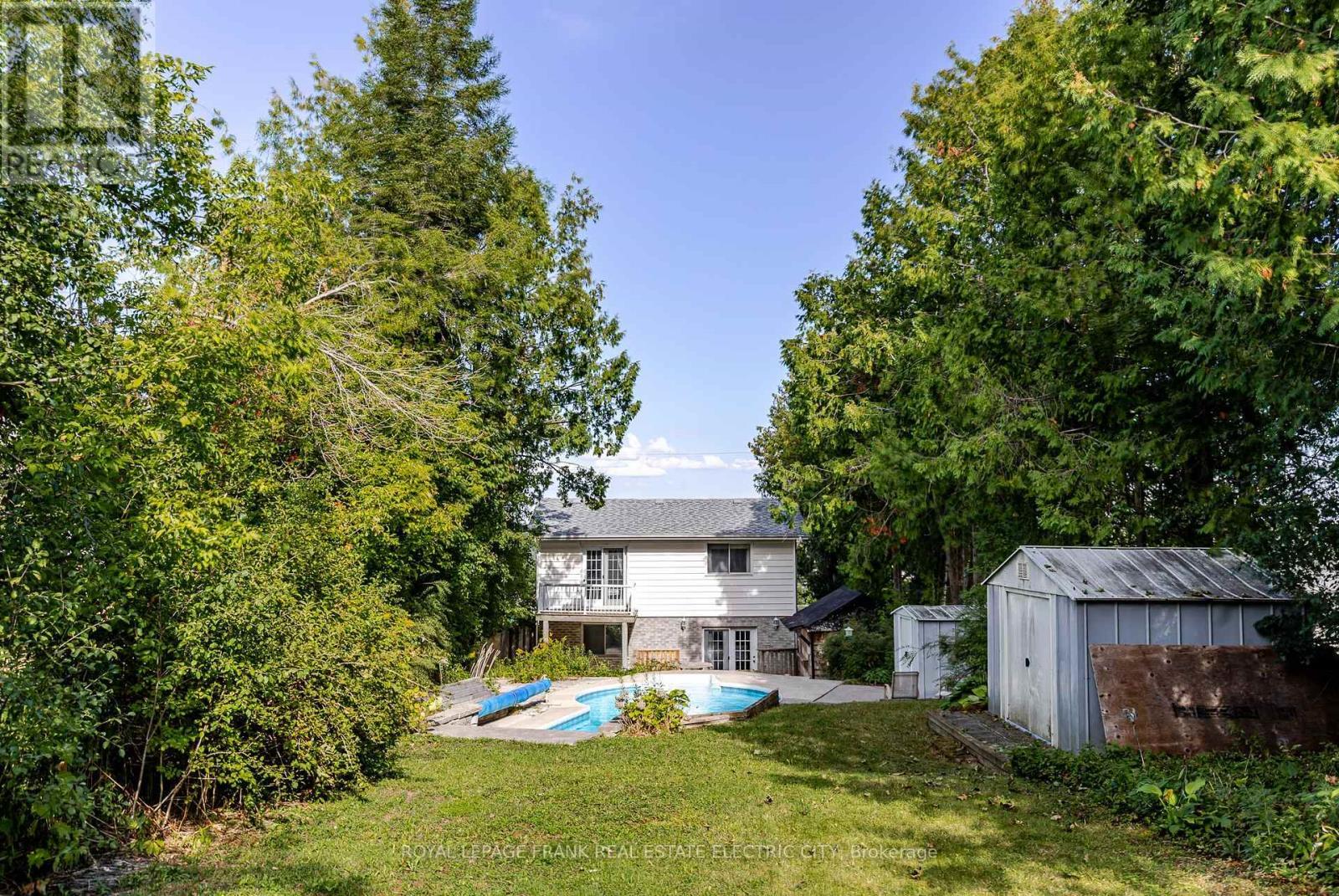 












1696 APPLEWOOD CRESCENT

,
Peterborough (Monaghan Ward 2),




Ontario
K9K1N4

