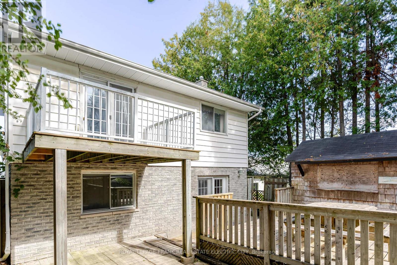 












1696 APPLEWOOD CRESCENT

,
Peterborough (Monaghan Ward 2),




Ontario
K9K1N4

