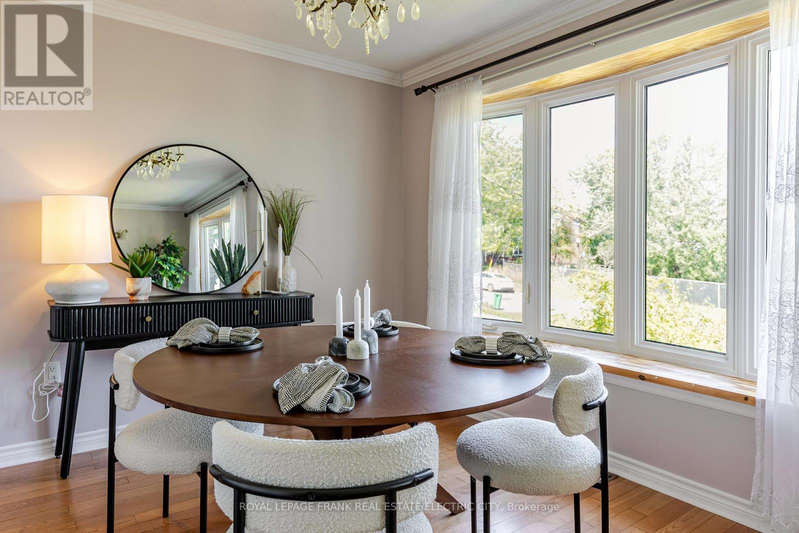












1696 APPLEWOOD CRESCENT

,
Peterborough (Monaghan Ward 2),




Ontario
K9K1N4

