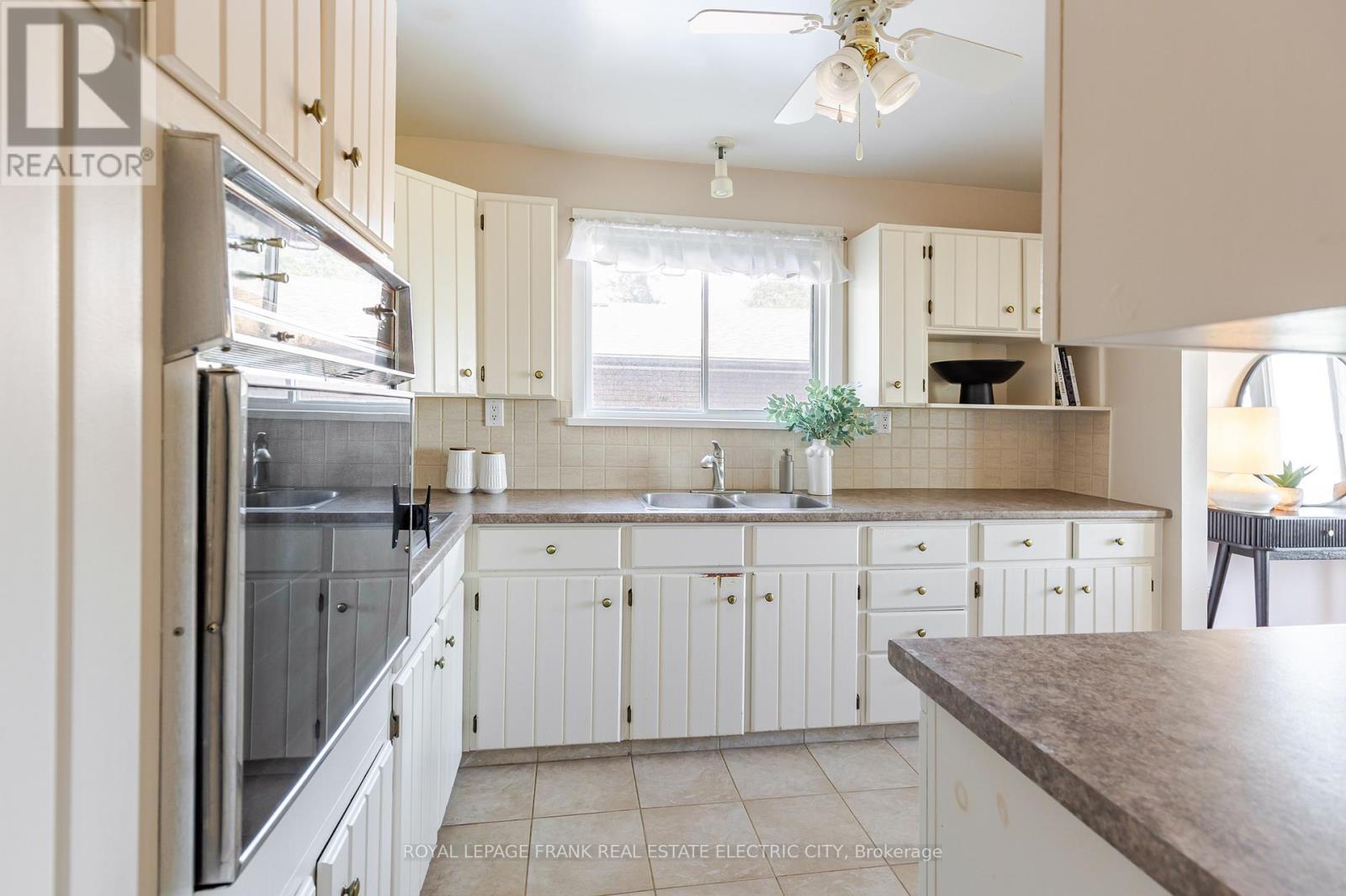 












1696 APPLEWOOD CRESCENT

,
Peterborough (Monaghan Ward 2),




Ontario
K9K1N4

