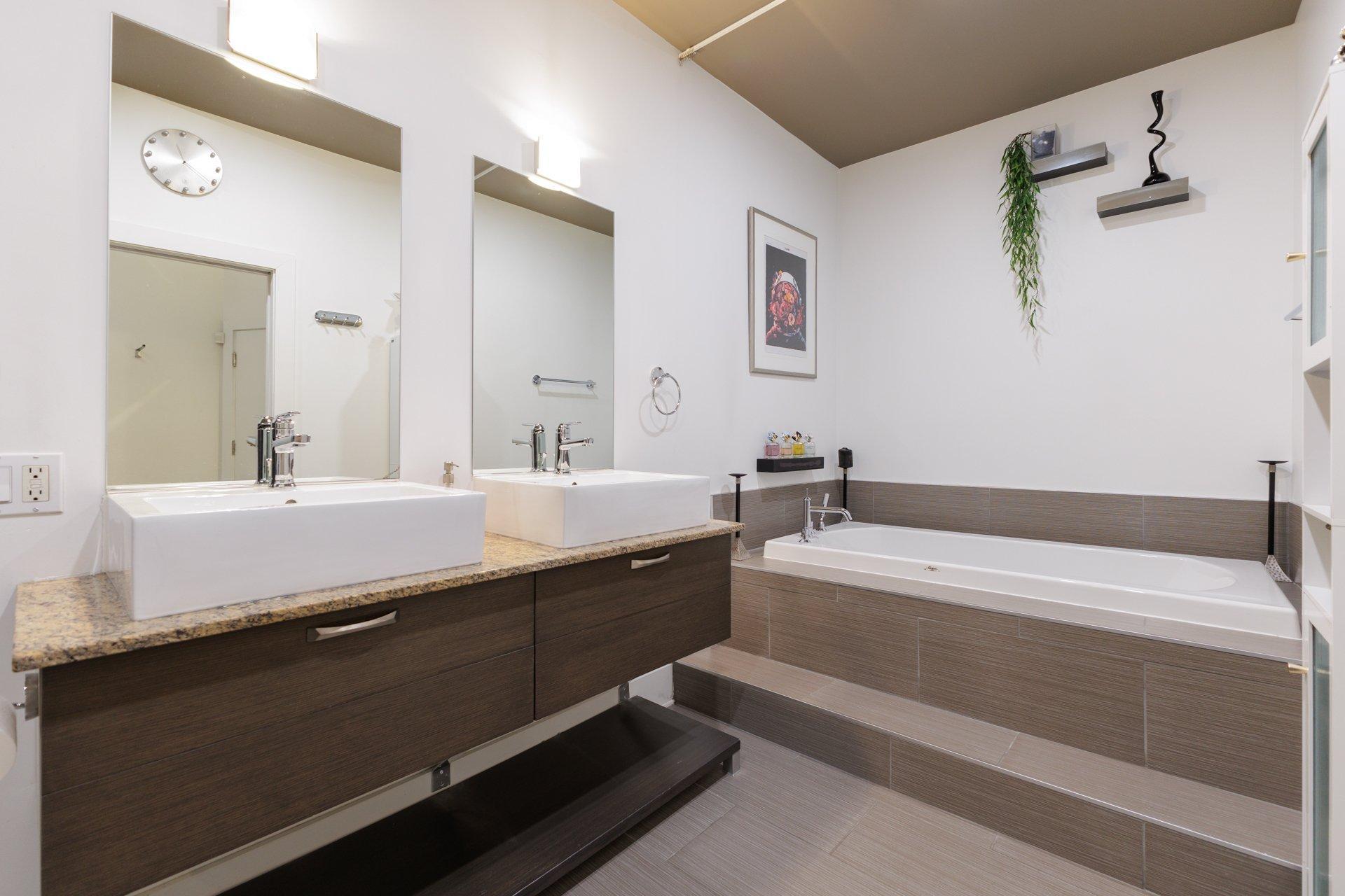 









4247


Rue Clark

, 203,
Montréal (Le Plateau-Mont-Royal),




QC
H2W1X2

