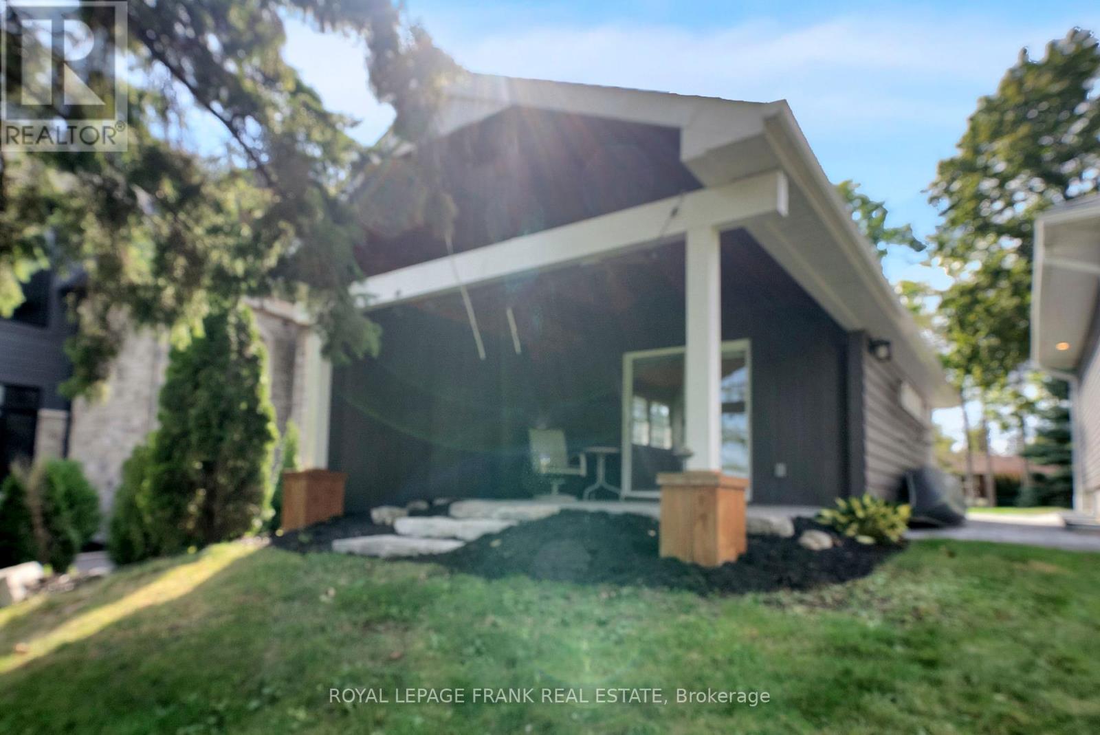 












230 BEECH STREET

,
Scugog (Port Perry),




Ontario
L9L1N6

