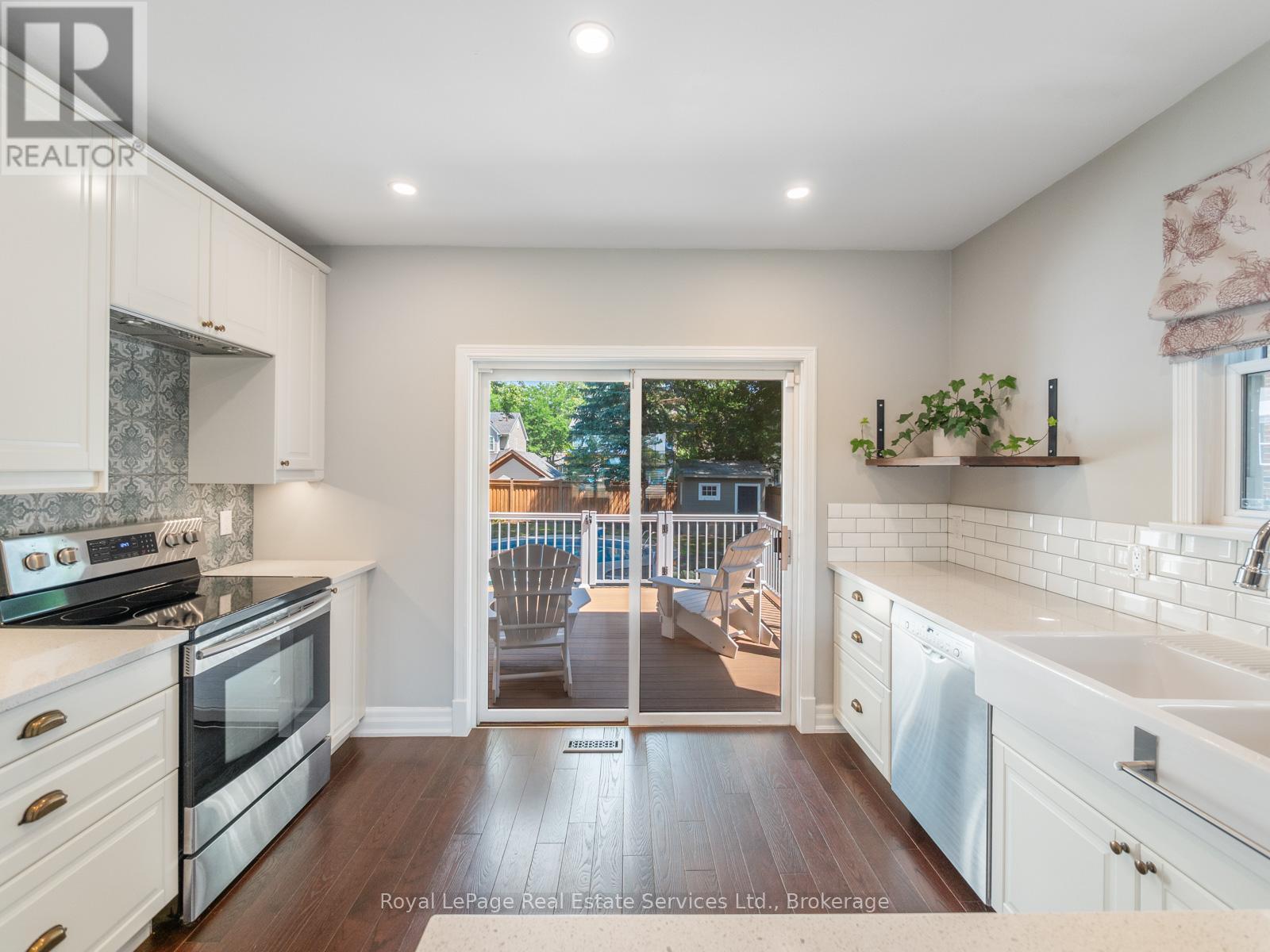 












247 ALLAN STREET

,
Oakville (OO Old Oakville),




Ontario
L6J3P2

