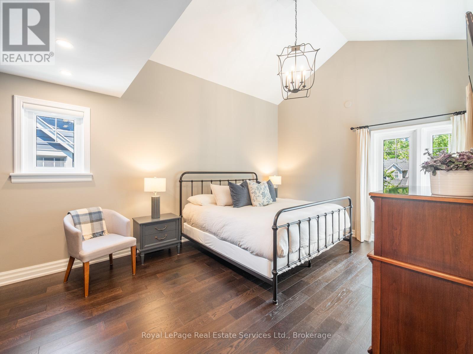












247 ALLAN STREET

,
Oakville (OO Old Oakville),




Ontario
L6J3P2

