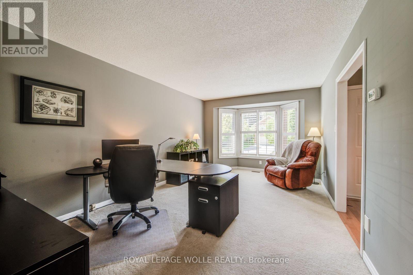 












33 TINATAWA COURT

,
Kitchener,




Ontario
N2A3G9

