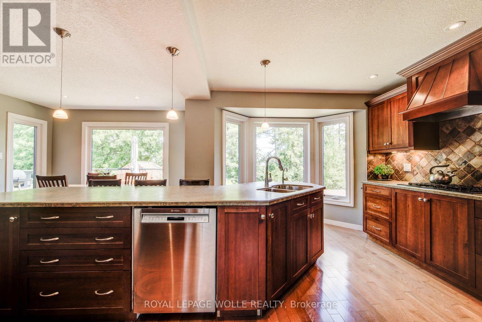 












33 TINATAWA COURT

,
Kitchener,




Ontario
N2A3G9

