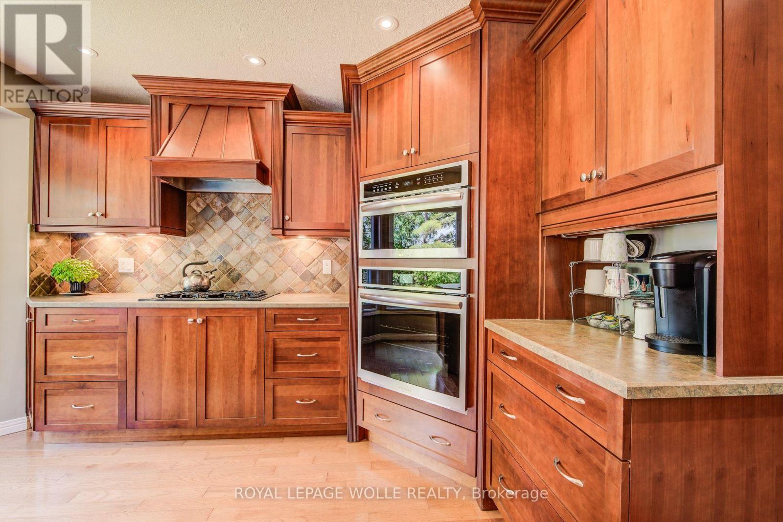 












33 TINATAWA COURT

,
Kitchener,




Ontario
N2A3G9

