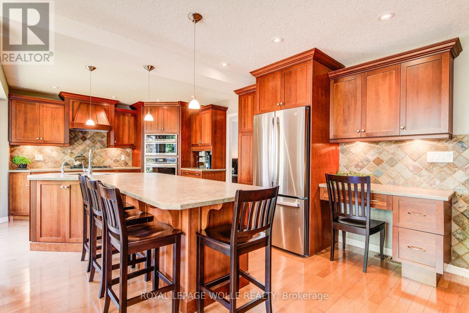 












33 TINATAWA COURT

,
Kitchener,




Ontario
N2A3G9

