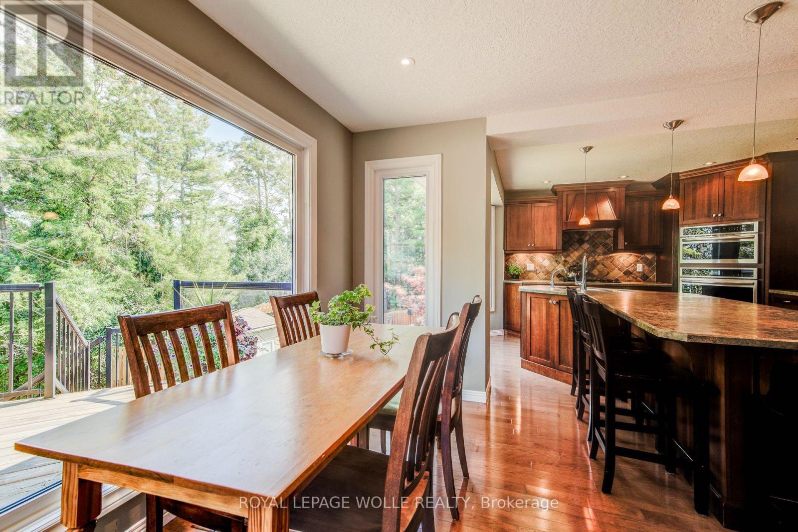 












33 TINATAWA COURT

,
Kitchener,




Ontario
N2A3G9

