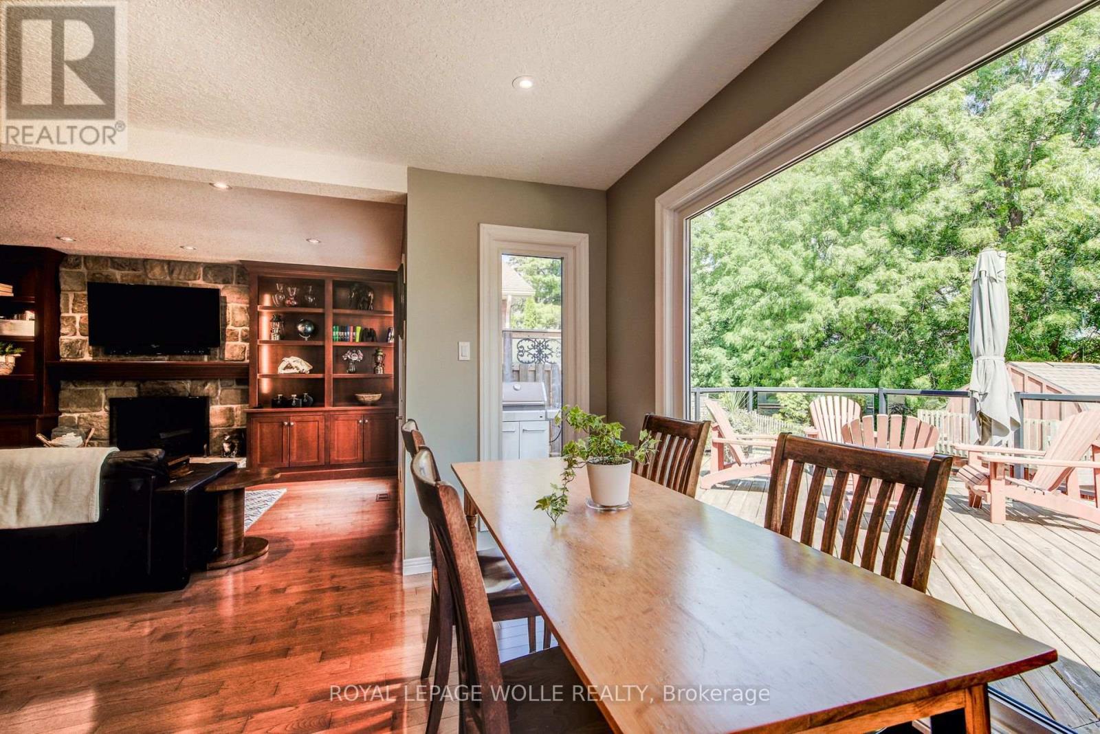 












33 TINATAWA COURT

,
Kitchener,




Ontario
N2A3G9

