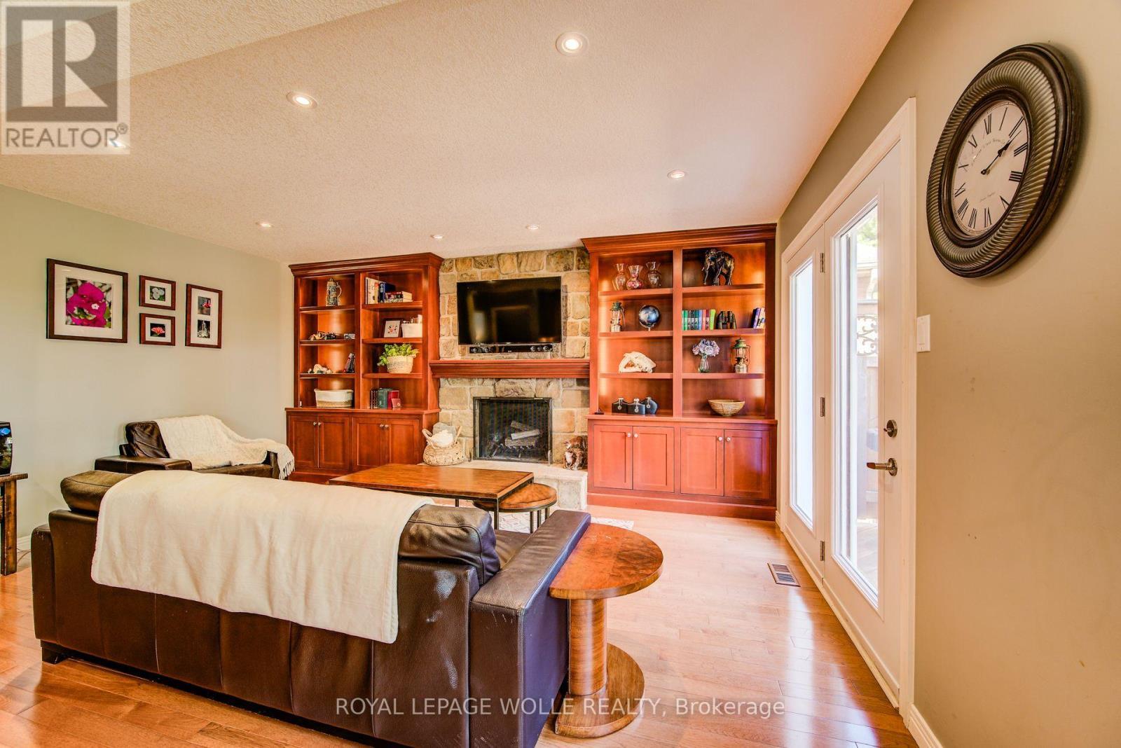 












33 TINATAWA COURT

,
Kitchener,




Ontario
N2A3G9

