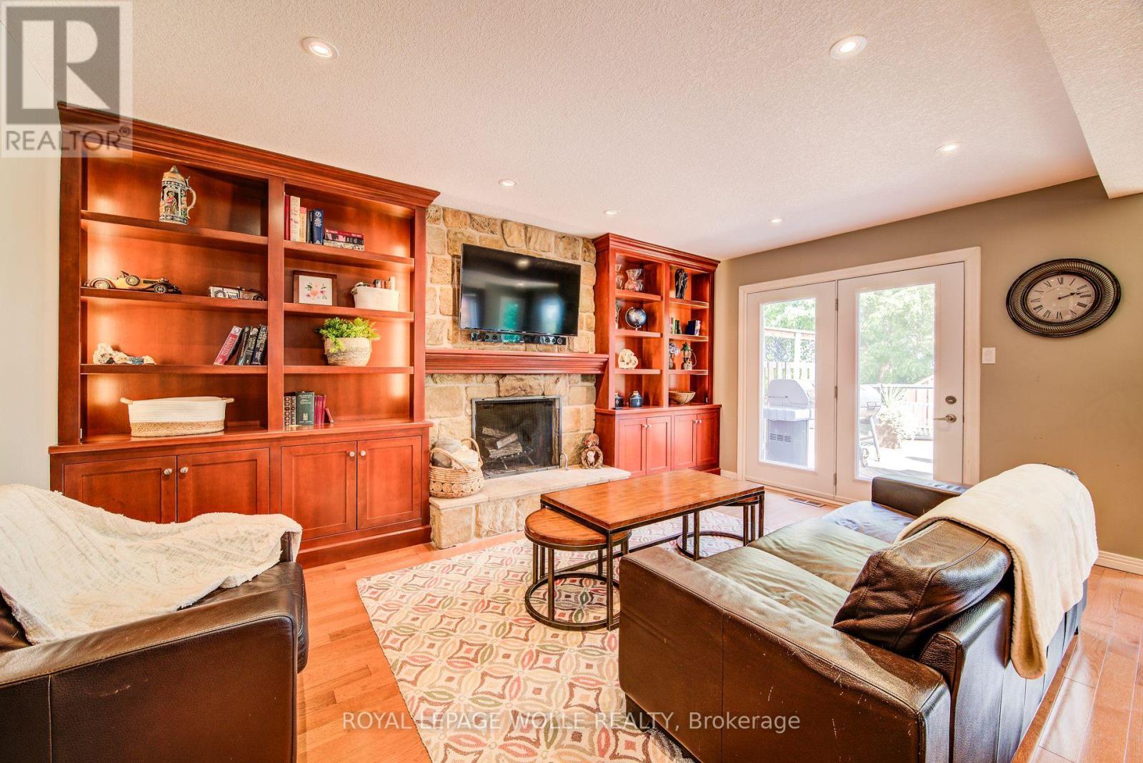 












33 TINATAWA COURT

,
Kitchener,




Ontario
N2A3G9

