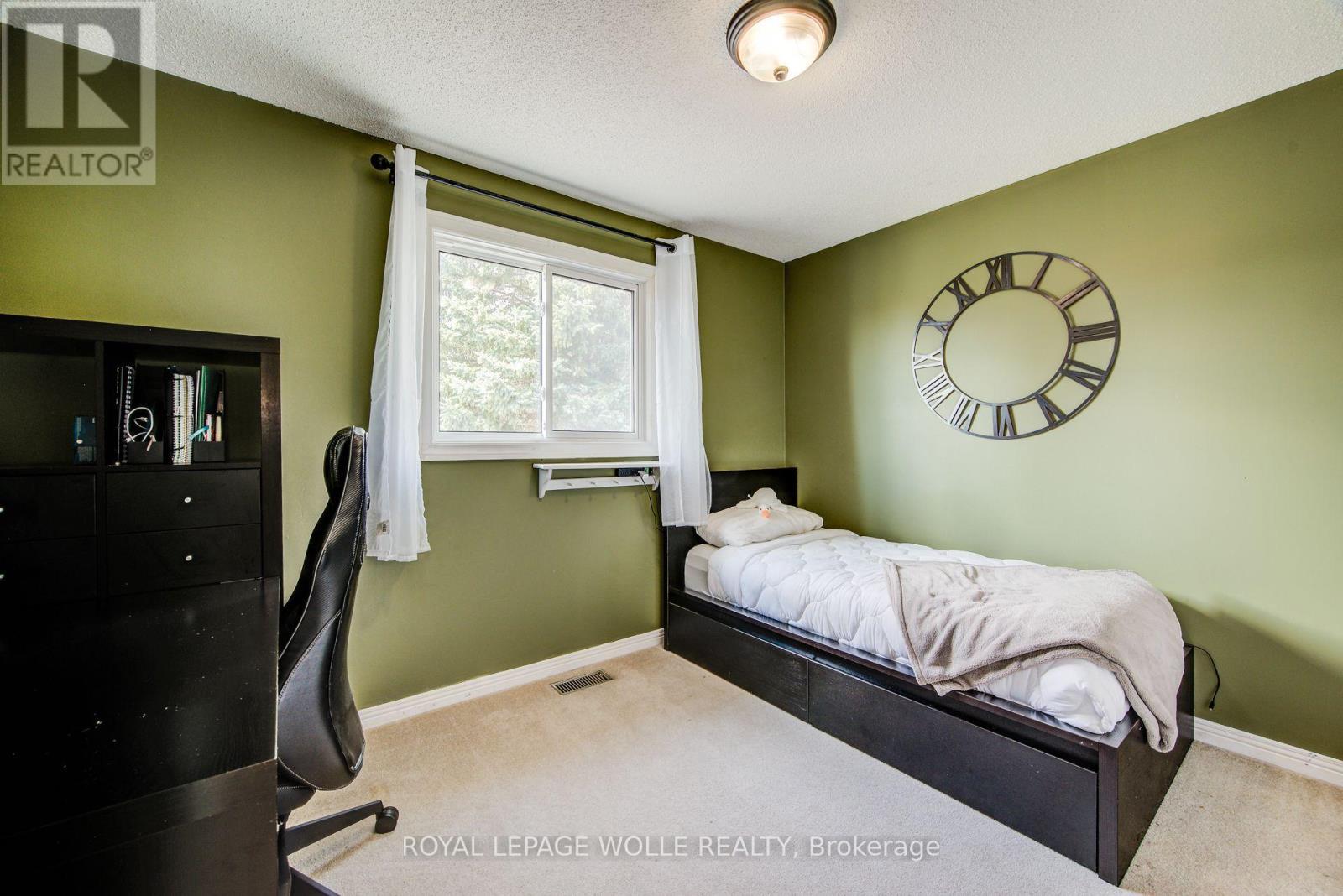 












33 TINATAWA COURT

,
Kitchener,




Ontario
N2A3G9

