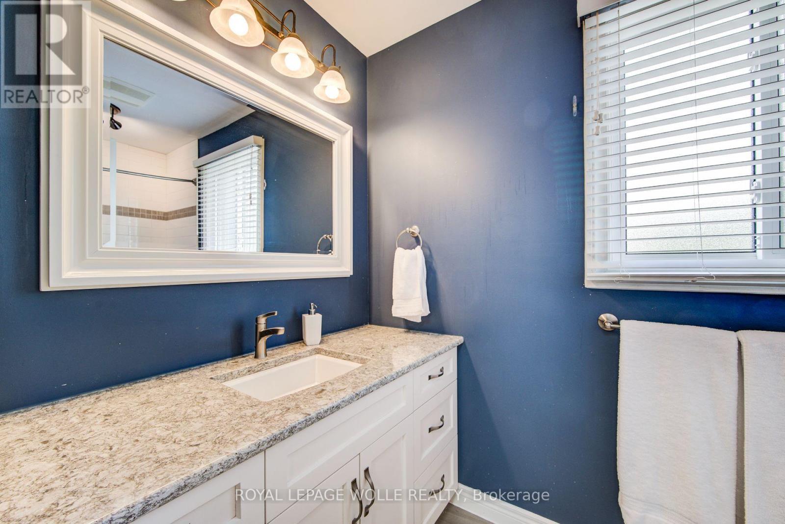 












33 TINATAWA COURT

,
Kitchener,




Ontario
N2A3G9

