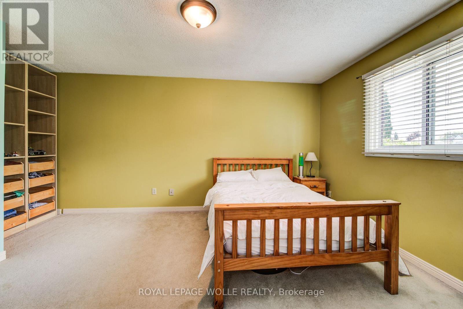 












33 TINATAWA COURT

,
Kitchener,




Ontario
N2A3G9

