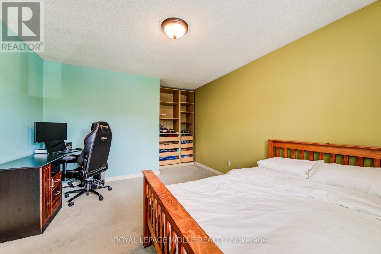 












33 TINATAWA COURT

,
Kitchener,




Ontario
N2A3G9

